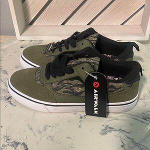 AIRWALK NEW Olive & Black Camo Sneakers BOYS SIZE 6 NWT